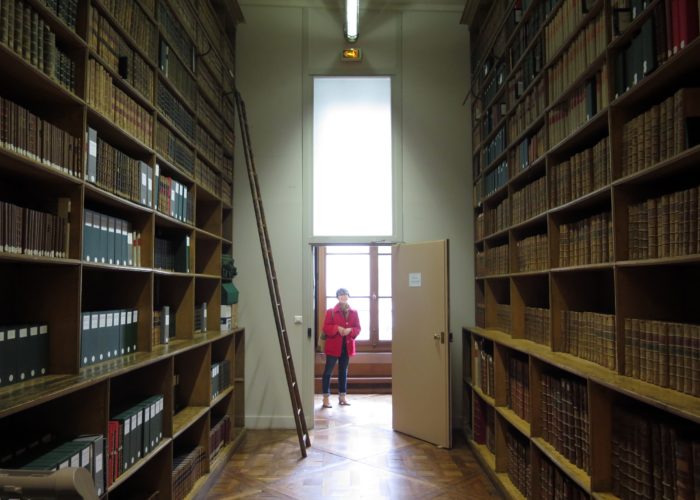 Louisa Torres dans la Bibliothèque de l'Arsenal