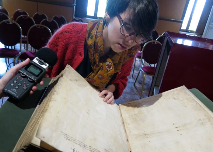 Louisa Torres consultat un ouvrage médiéval à la Bibliothèque de l'Arsenal