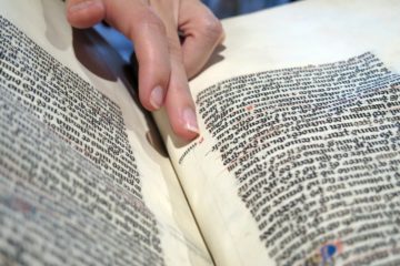 Louisa Torres consultant un ouvrage médiéval à la Bibliothèque de l'Arsenal