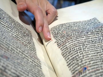 Louisa Torres consultant un ouvrage médiéval à la Bibliothèque de l'Arsenal