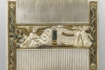 Peigne double décoré de scènes religieuses : Annonciation et Adoration des Mages Pays-Bas méridionaux ? 15e siècle Ivoire sculpté et peint Musée de Cluny, Cl. 400 © RMN-Grand Palais (musée de Cluny - musée national du Moyen Âge) / Jean-Gilles Berizzi