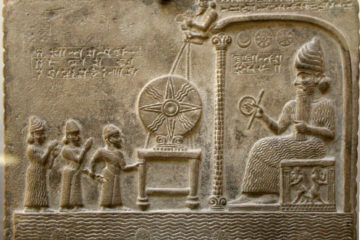 Bas-relief représentant le dieu Shamash faisant face au roi babylonien Nabû-apla-iddina (888-855 av. J.-C.) introduit par un prêtre et une divinité protectrice ; entre les deux, le disque solaire symbolisant le dieu1. British Museum.