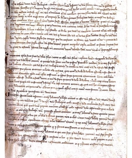 Source : Archives départementales de la Marne (AD 51), Reims, 2G 165 (cliché personnel).  Photographie de la table des matières du cartulaire G du chapitre, également appelé « livre vert ».  Cette table élaborée à l’époque médiévale, et placée en tête du codex témoigne de la vie de ces documents, régulièrement consultés, enrichis, et mobilisés dans des visées de gestions ou de défenses des droits de l’institution. 