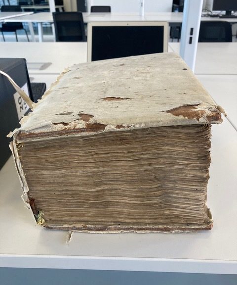 Source : Archives départementales de la Marne (AD 51), 2G 1652 (cliché personnel) Photographie du cartulaire B du chapitre. Il se caractérise par sa masse : près de 691 folios !  Ce codex commencé en 1330 et composé tout au long du XIVe siècle semble avoir une relative cohérence et organisation. Comprenant des copies de chartes du chapitre, il est classé en neuf catégories directement liées au fonctionnement administratif, juridictionnel et liturgique de l’institution. 