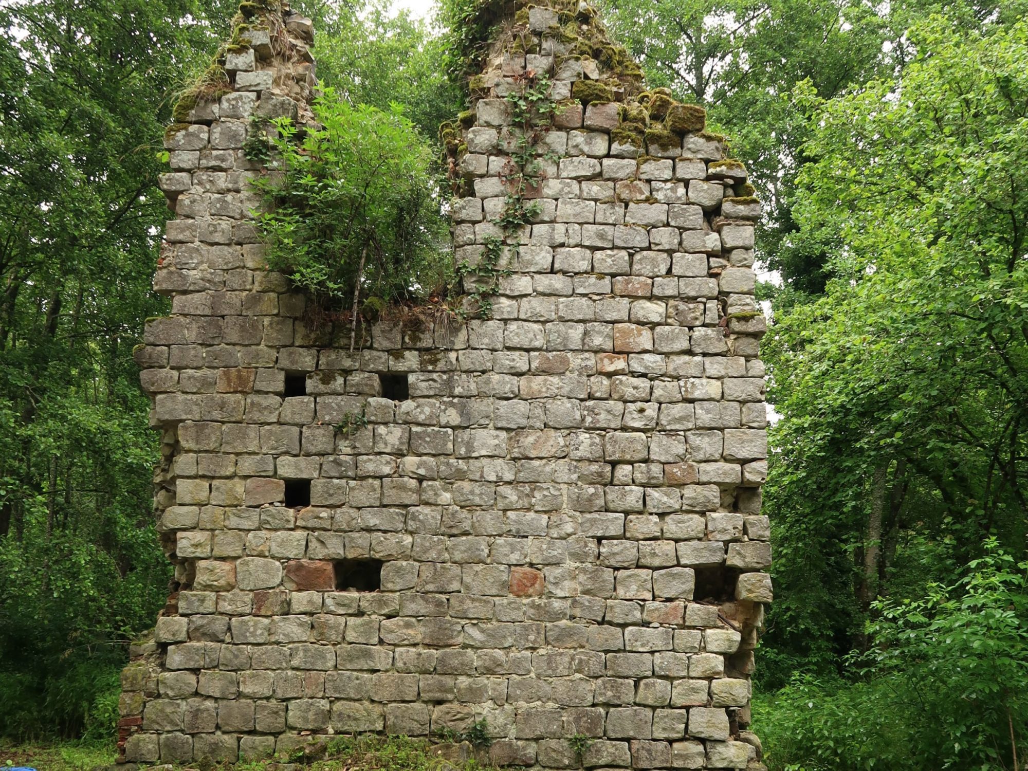 Mur isolé qui menace de s'effondrer sur le site des Moulineaux