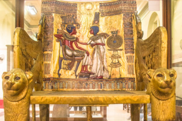 Fauteuil avec têtes de lionnes trouvé dans la tombe de Toutânkhamon, XVIIIe dynastie (© Ilinca Bartos/Musée égyptien, Le Caire, JE 62028).