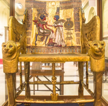 Fauteuil avec têtes de lionnes trouvé dans la tombe de Toutânkhamon, XVIIIe dynastie (© Ilinca Bartos/Musée égyptien, Le Caire, JE 62028).
