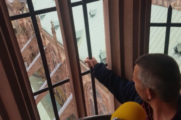 Avec Mathieu Baud dans un escalier de la cathédrale