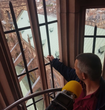 Avec Mathieu Baud dans un escalier de la cathédrale