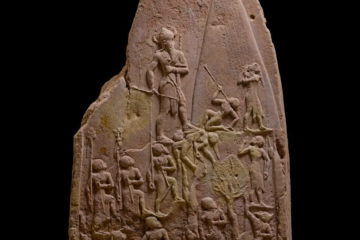 Stèle de victoire de Naram-Sin, Sb 4, Musée du Louvre, photographie © 2009 RMN-Grand Palais (musée du Louvre / Franck Raux