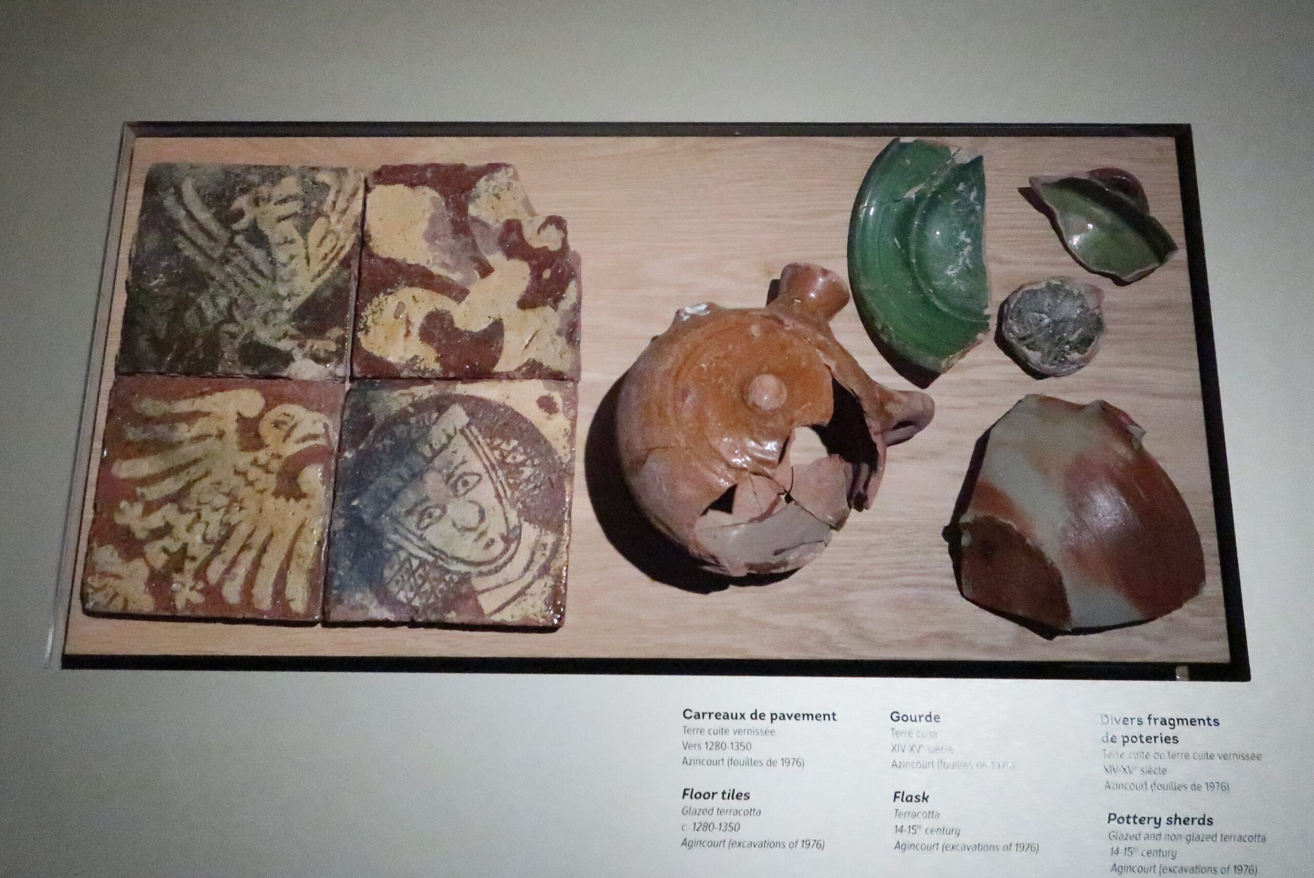 Carreaux de pavements et objets de la vie quotidienne présentés au Centre Azincourt 1415